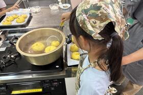 画像：ベーグルを製作する様子