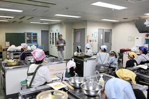 画像：農業者さんから野菜の話を聞く様子