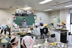 画像：講師から説明を聞く様子