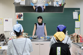画像：講師から説明を聞く様子