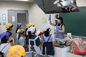 画像：講師から説明を聞く様子