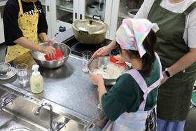 画像：ベーグルを製作する様子