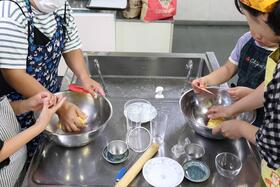 画像：ベーグルを製作する様子