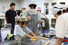 画像：ベーグルを製作する様子