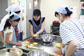 画像：ベーグルを製作する様子