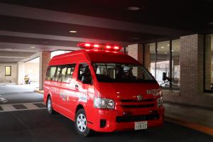 救援物資を運ぶ車