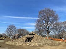 国史跡下野谷遺跡竪穴式住居など展示物