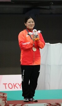 衣川暁選手が表彰式で登壇している画像