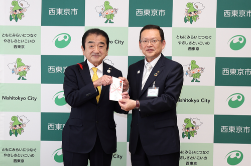 寄付者と市長の写真