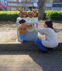 モニュメントの前で子供との写真風景