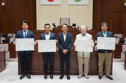 表彰状を受けた議員