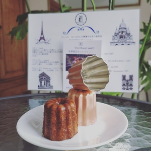 カヌレと型の写真