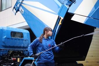 内部を洗車をしている様子