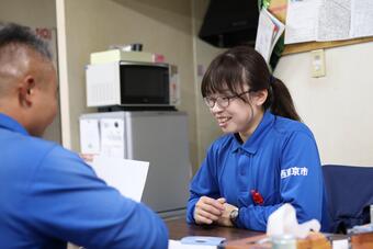 先輩職員と話している様子
