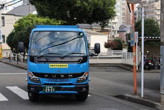 ごみ収集車で移動している様子