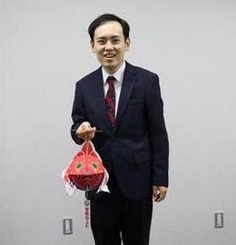 金魚ねぷたを持つ若井直樹さんの画像