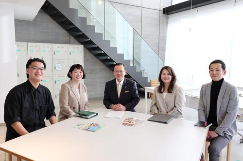 有馬 壮一郎さん、深松 浩子さん、市長、船越 麻希子さん、本澤 聡さんの写真