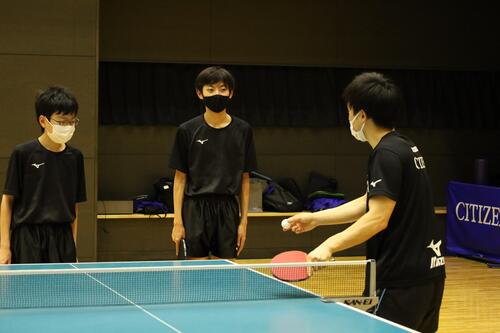 上村選手から個別指導を受ける生徒二人の様子