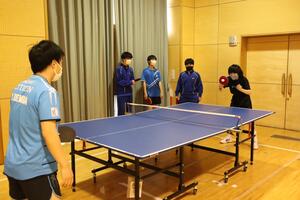 上村選手と個別指導でラリーをする生徒の写真