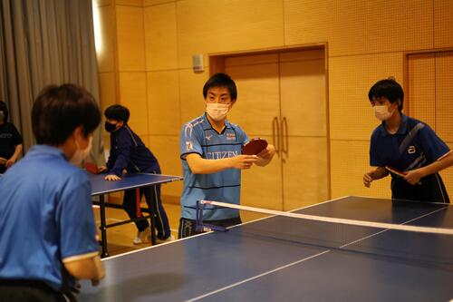上村選手に個別指導を受ける生徒たちの写真