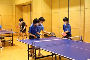 上村選手に個別指導を受ける生徒たちの写真2