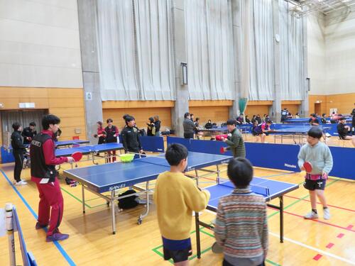 卓球コーナーで的当などを楽しんでいる様子