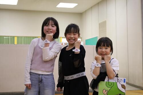 時計をつけて喜ぶ子どもたち