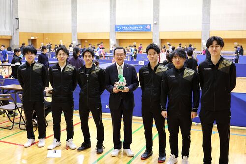 シチズン卓球部といこいーなのぬいぐるみを持った市長