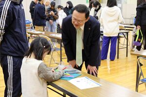 時計を作っている女の子と話しかけている市長の様子
