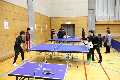 卓球コーナーで的当などを楽しんでいる様子