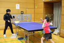 浅津選手からの球を返して的に当てている様子