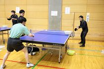 卓球部選手からレッスンを受けている男性の様子
