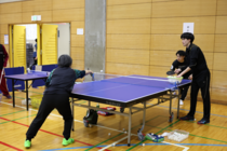 卓球部選手からレッスンを受けている女性の様子