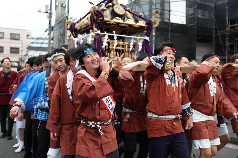 神輿を担ぐ様子