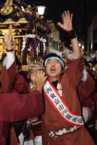 全力で神輿を担ぐ様子
