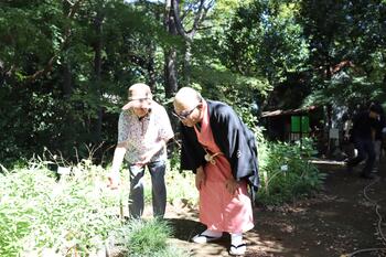 ボランティアの方から説明を受ける久蔵さん