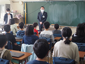 池澤市長が生徒に話をしている様子