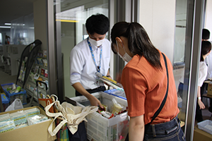 食料品などをお渡しする様子