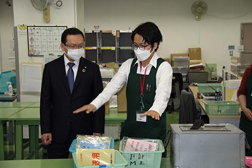 現場の皆さんから話を聞いている様子