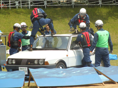 写真下：水没車両からの救出訓練