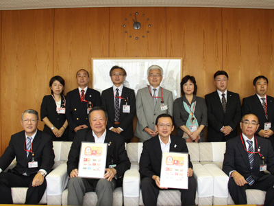 写真：スポーツ祭東京2013記念切手贈呈式