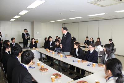 写真：新規採用職員との昼食会市長挨拶