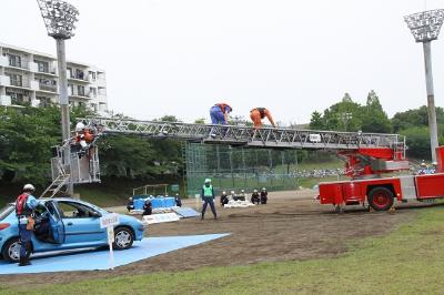 はしご車による救助活動の様子