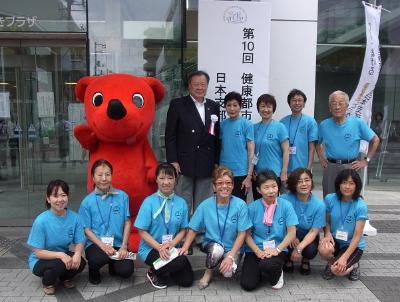 写真：「西東京しゃきしゃき体操」講師の皆さんと、千葉県マスコットキャラクター「チーバくん」との記念撮影