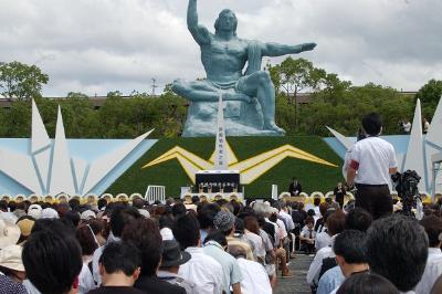 写真上下：平和祈念式典の様子2