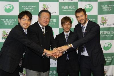 写真：FC東京シーズン終了報告。左から、東慶吾選手、羽生直剛選手、カニーニ選手