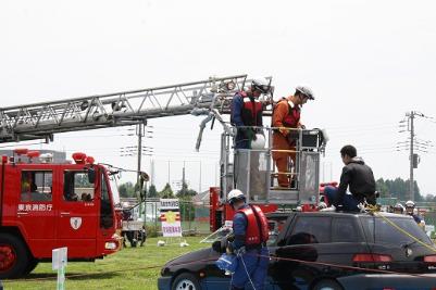 写真：はしご車による救助活動