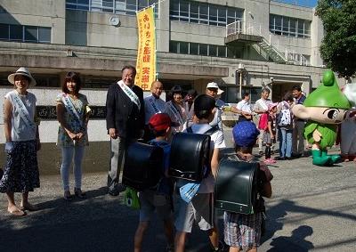 写真：小学校校門前であいさつ運動