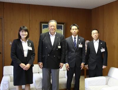 写真：青年海外協力隊等（西東京市在住）派遣に伴う表敬訪問（右から太田さん、鈴木さん、吉田さん）