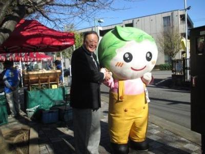 写真：西東京市農産物キャラクターめぐみちゃんと市長